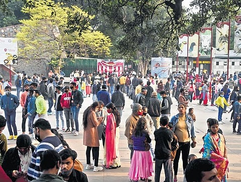 Rising COVID-19 numbers do not seem to have deterred the people of Delhi, who came out in large numbers to enjoy the New Year ’s day while risking infection from the coronavirus. (Parveen Negi, EPS)