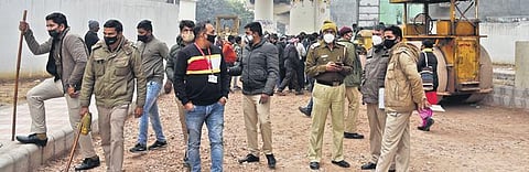 Police on the spot at Trilokpuri where suspicious bags were found | Parveen negi
