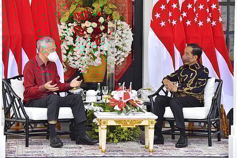 Indonesian President Joko Widodo, right, talks with Singapore's Prime Minister Lee Hsien Loong (Photo | AP)