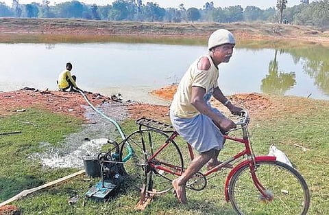 School dropout in Jharkhand’s Hazaribagh cycles to pump water from pond