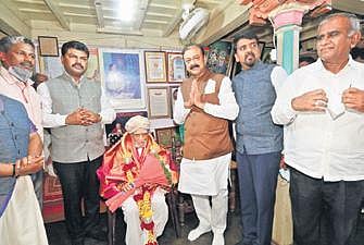 Minister K C Narayana Gowda, MP B Y Raghavendra, MLC D S Arun at Keshava Murthy’s residence at Hosahalli on Wednesday | Shimoga Nandan