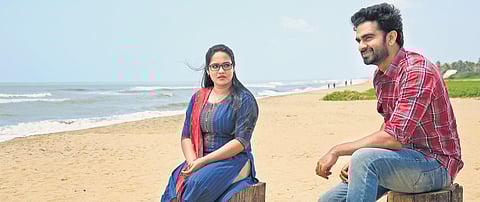 A still from 'Sila Nerangalil Sila Manidhargal'.