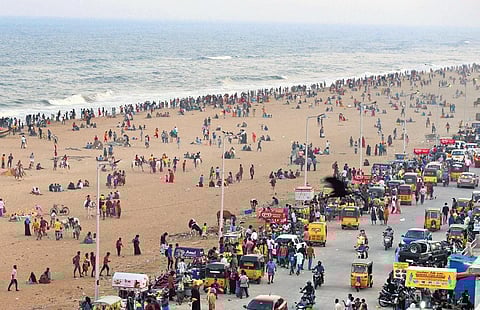 As the number of Covid-19 cases decline, people throng Pattinapakkam Beach to enjoy the weekend in Chennai on Sunday. (Photo | Debadatta Malllick)