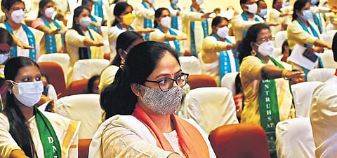 Governor urges doctors to be sympathetic to poor