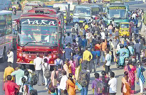 People rush to board buses at Perungalathur on Thursday | Ashwin Prasath