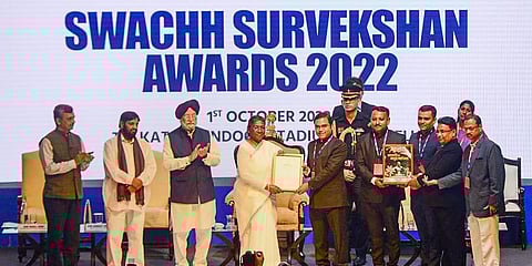 President Droupadi Murmu presents the Swachh Survekshan Awards 2022 at a function held in New Delhi. (Photo | PTI)