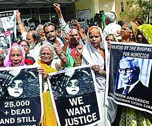 Survivors of the Bhopal Gas tragedy demonstrating outside the district court in Bhopal. (File Photo, PTI)