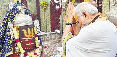 PM Modi offers prayers at the Mahakal Temple before inaugurating the first phase of the Mahakaleshwar Corridor Development Project at Ujjain in Madhya Pradesh, on Tuesday. ( Photo | PTI)