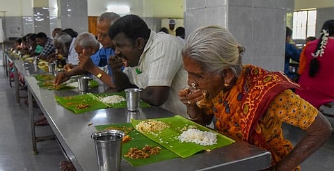 People enjoying 'annadhanam' at Sri Ranganathaswamy temple in Srirangam, Tiruchy | MK ASHOK KUMAR
