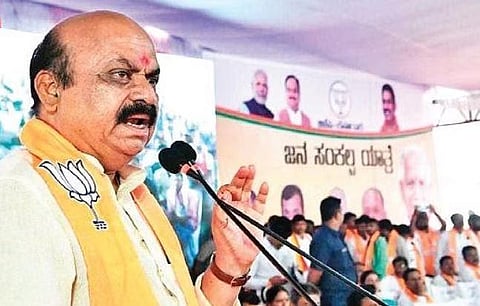 Chief Minister Basavaraj Baommai addresses the Jana Sankalpa Yatra in Hoovinahadagali on Thursday | EXPRESS