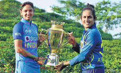 Harmanpreet Kaur (left) and Chamari Athapaththu with the Asia Cup | ACC