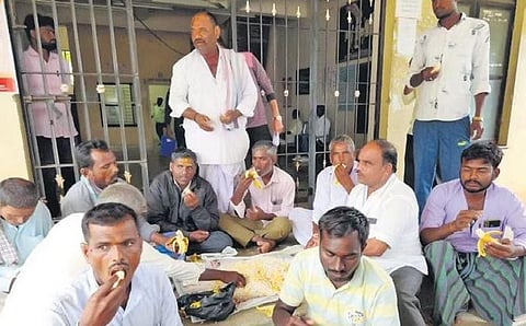 Farmers eat puffed rice, bananas in unique protest in Karnataka