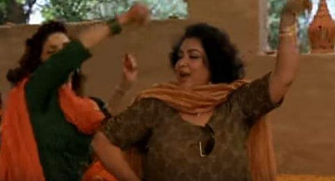 Monsoon Wedding: The film shows a Punjabi family's wedding. Relatives from different places descend on Delhi for the occasion. The movie explores the bonds that unite families in dramatic and comedic