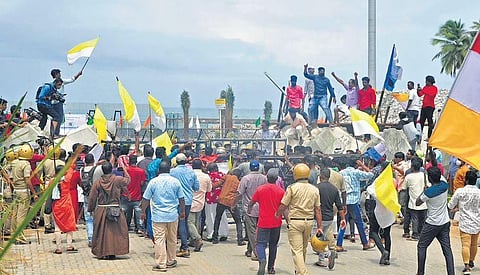 Fishermen belonging to the Latin Archdiocese blocking the Vizhinjam port in Thiruvananthapuram(File photo | B P Deepu)