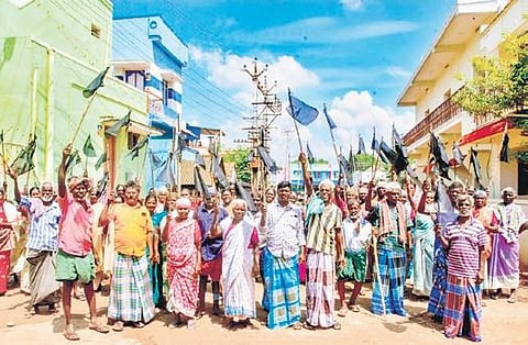 Residents of Alavanthankulam protesting with black flags