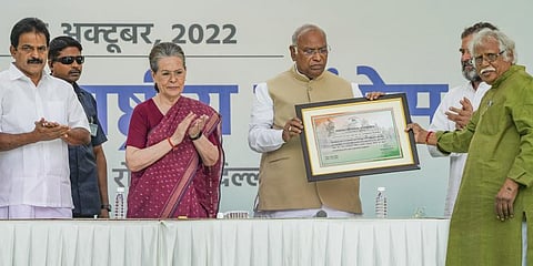 Newly-elected Congress President Mallikarjun Kharge being presented certificate of election by Congress Central Election Authority Chairman Madhusudan Mistry.(Photo | PTI)