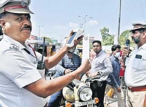Traffic police personnel collecting fines in Chennai on Thursday | P JAWAHAR