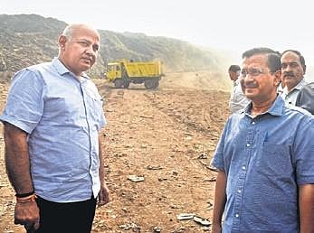 Kejriwal and Sisodia at the landfill. (Photo | PTI)