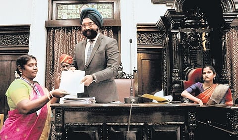 Corporation commissioner Gagandeep Singh Bedi handing over a certificate to councillor  P Amudha for being elected to the syndicate of Madras University, on Friday | Express