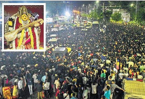 Over 2.5 lakh devotees offer prayers at Indrakeeladri on Moola Nakshatram