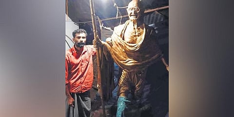 Babu Parthan with the Mahatma Gandhi statue that he made