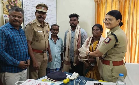 Sri Lankan Tamil refugee returns Rs 40,000 she found on road