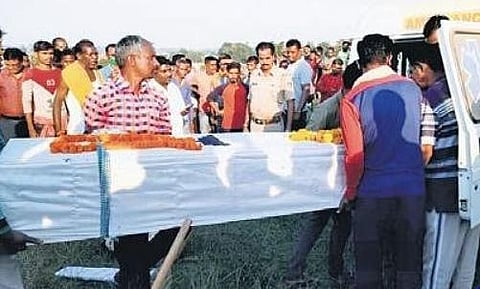 Jitru Bhatra’s body being taken in an ambulance to Umerkote CHC I Express