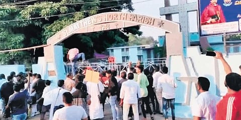 By the time a few members of the mob managed to climb the gate and enter the church, police rushed to the spot and dispersed them to restore normalcy.(Express)
