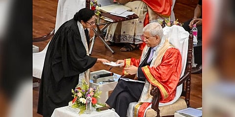 Chief Justice of India Justice Uday Umesh Lalit interacts with West Bengal Chief Minister Mamata Banerjee.(Photo | PTI)