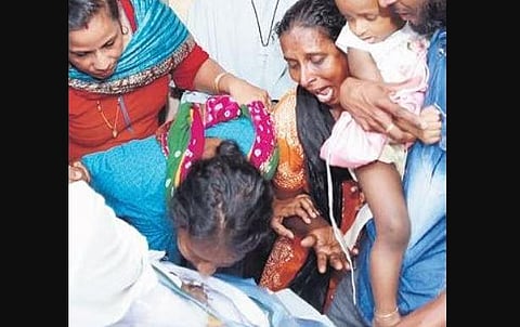 Seethal, wife of Vishnu V K, paying last tributes