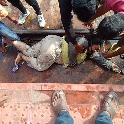 The injured Sheetal being shifted to a hospital where she succumbed to the injuries.