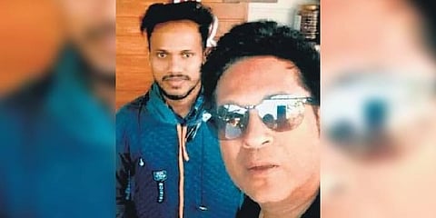 Sachin Tendulkar with Vaiju Nitturkar, owner of a roadside tea stall in Belagavi.