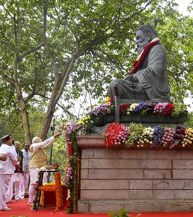 Prime Minister Narendra Modi pays floral tribute to Maharishi Valmiki, in Bengaluru, on November 11, 2022. (Photo | PTI)