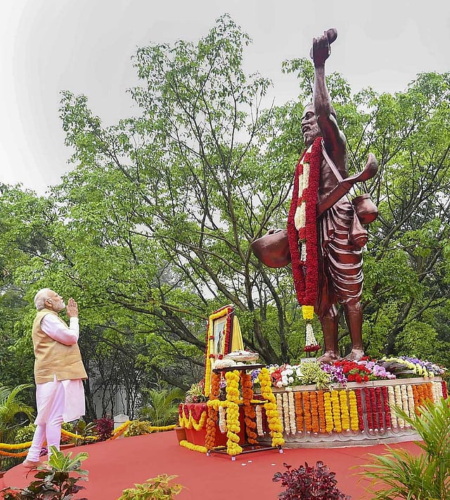 Prime Minister Narendra Modi pays homage to saint Kanaka Dasa on the occasion of Kanaka Dasa Jayanti, in Bengaluru, on November 11, 2022. (Photo | PTI)