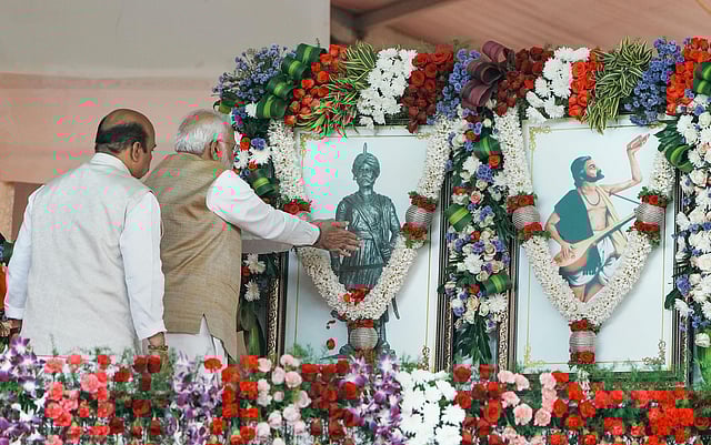 Prime Minister Narendra Modi pays tribute to 16th-century ruler Nadaprabhu Kempegowda during a public meeting, after the inauguration. (Photo | PTI)