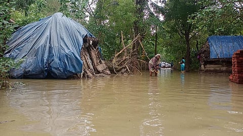 Mayiladuthurai, Tamil Nadu: People marooned in rain-battered Thalaichankadu village at Sembanarkoil block in Mayiladuthurai district on November 12, 2022. (Photo | EPS)
