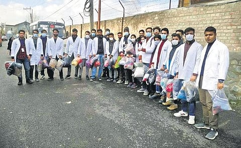 Dr Salim said the doctors at the Community Medicine took the initiative of helping the poor people fighting the intense cold in winter by providing them with winter clothing.