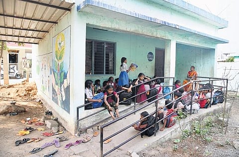 A class underway on the entrance to Chennapur Primary School in Jawaharnagar | VINAY MADAPU