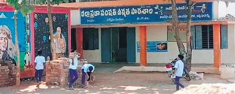 Students of Chinnimpeta school in Kakinada district carry bricks and help in building construction works | EXPRESS