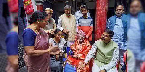 Union Minister Dharmendra Pradhan meets KV Krishnan, centre, the 96-year-old nephew of Subramania Bharathiyar in Varanasi. (Photo | PTI)