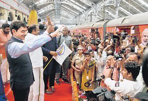 Governor RN Ravi flags off a contingent of 205 delegates travelling to the Kashi Tamil Sangamam in Varanasi from Egmore railway station on Thursday | R Satish Babu