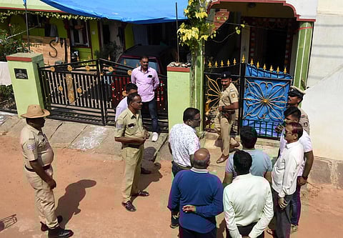 Police personnel at the locality in Mysuru on Sunday where the prime suspect in the Mangaluru blast had rented a property. (Photo | Udayashankar S)
