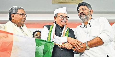 BJP leader UB Banakar flanked by KPCC chief DK Shivakumar and CLP leader Siddaramaiah after joining the Congress on Monday | Shashidhar Byrappa