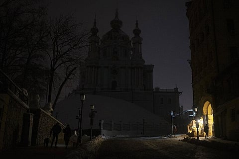 This photo shows a city center during a blackout after a Russian rocket attack in Kyiv, Nov. 23, 2022. (Photo | AP)