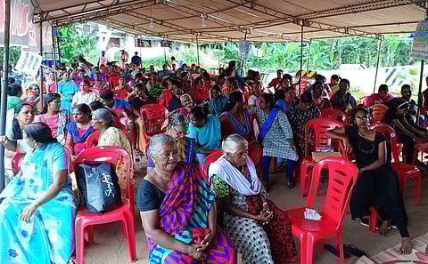 Women attending the coastal protest led by Latin Church at a makeshift tent erected near the gate of Vizhijam port at Mulloor in Thiruvananthapuram (Photo | BP Deepu, EPS)