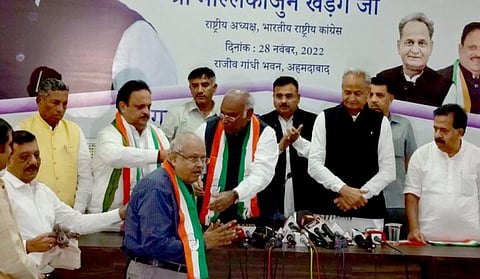 Former Gujarat minister Jaynarayan Vyas joined the Congress. (Photo | Twitter)