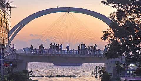 Tourists watching sunset  at Marine Drive | A sanesh
