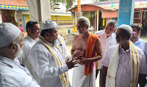 Brothers We: A delegation from the Coimbatore Jamaat, including 'Ulemas' visit the Kottai Eswaran temple to strengthen communal harmony, Thursday, Nov. 3, 2022. (Photo | PTI)