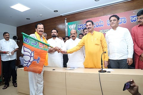 Former Congress leader S P Muddahanumegowda, actor-turned politician Shashi Kumar and retired IAS officer Anil Kumar B H on Thursday joined the ruling BJP in Karnataka. (Photo | BJP Karnataka Twitter)