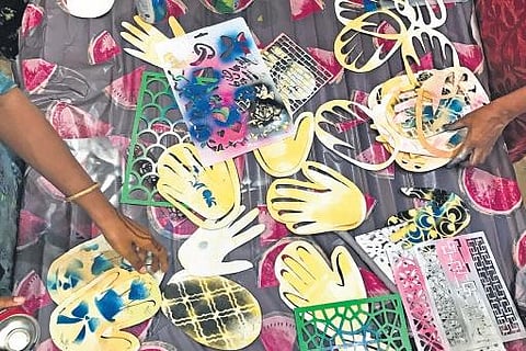 Artist Lekha Narayanan working with homemakers of a joint family in Kochi